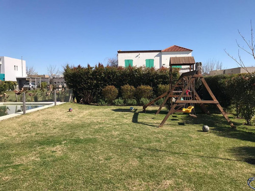 Casa En Venta De 3 Dormitorios En Barrio Privado La Comarca, Sobre Corredor Bancalari.