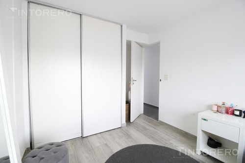 Departamento En Venta De 4 Ambientes Con Balcón Aterrazado Y 3 Cocheras Cubiertas En Morón.