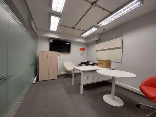 Oficina En Arriendo Con 285 M2, Santiago Centro.