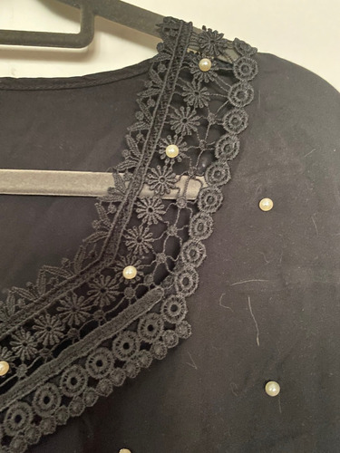 Blusa Negra Intervenida Con Perlas Escote De Encaje Lanfang