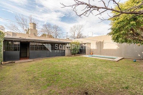Venta Casa 3 Ambientes Con Jardín, Piscina Y Cochera En Palomar.