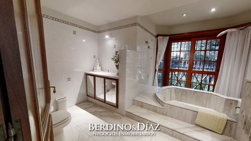Preciosa Mansión En Exclusivo Barrio Beverly Hills- Ref: 326