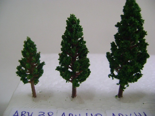Imagen 2 de 6 de Nico 10 Pinos De 4,8 Cms Alto Plastico Y Esponja H0 (arv 40)
