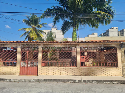   Maribelm & Naudye, Venden Bella  Casa En  Fundalara Barquisimeto  Lara, Venezuela,  3 Dormitorios  2 Baños  275 M² 