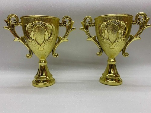 Imagem 1 de 6 de Kit Com 12 Lembrancinhas Em Formato De Troféu Dourado