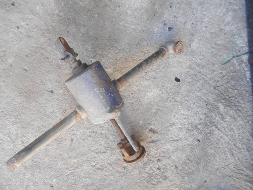 Parte De Antigua Bomba De Agua De Hierro (Usado)