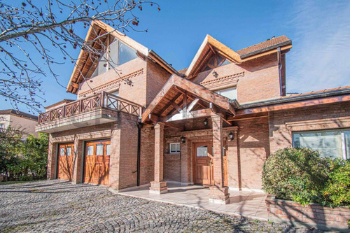 Venta De Casa Con Amarra ´propia Y Salida Al Río En El Barrio Santa María De Tigre, Tigre