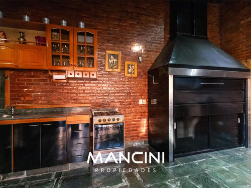 Casa En Venta De 6 Ambientes Con Piscina, Quincho, Parrilla Y Cochera Pasante - San Martín