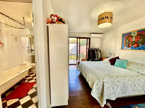Casa En Venta De 4 Dorm. En Ñuñoa
