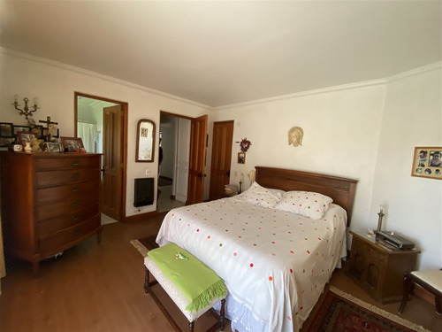 Casa En Venta De 8 Dorm. En Colina