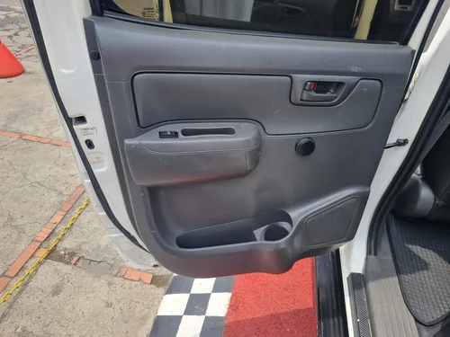 Toyota Hilux 2.7 MT 4X2