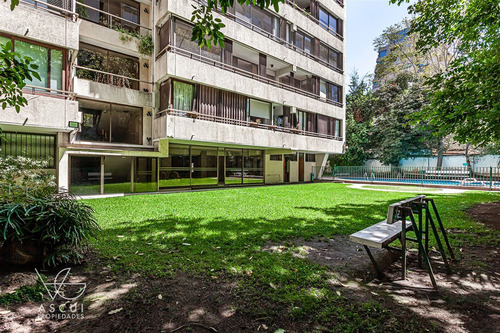 Edificio Bien Mantenido. Cercano A Lo Mejor De Vitacura.