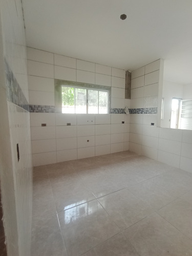 Casa 2 Dormitórios Em Bairro Residencial, Próximo A Comércios, Escolas, Transportes E Muito Mais!