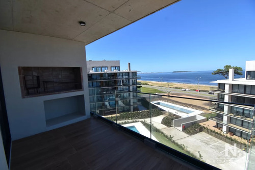 En Venta A Estrenar, Impecable Departamento De 2 Dormitorios, Con Excelente Vista En Punta Del Este.