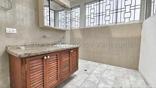 Amplia Casa En Venta Ubicada En Prados Del Este 24-24046