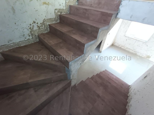 Hermosa Parcela De Terreno De 208,40 M2 Con Casa Estilo Duplex Construida Sobre Ella De Aproximadamente 165 M2, Su Distribucion Es Concepto Abierto En Obra Limpia Con Pisos En Porcelanato