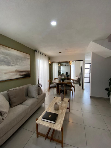 Casa En Venta En Terrasoles, Nuevo Querétaro, 3 Recámaras, Alberca, Hermosa !!