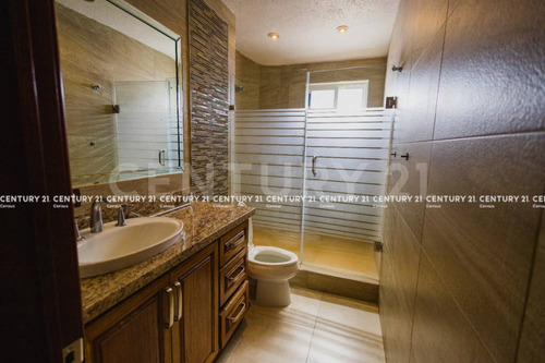 Casa En Venta Con Alberca, En Fraccionamiento Hacienda Santa Fe Chihuahua, Chih.