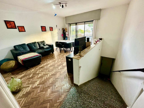 Imagen 3 de 14 de Linda Oportunidad! Prox. Almiròn Y Legrand. Muy Buena Ubicaciòn. Fondo Con Parrillero Y Garage, Mas Escritorio Con Baño En Planta Baja.