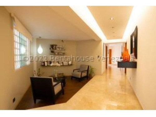 #23-26069 Espectacular Casa Ubicada La Urbanizacion Prados Del Este