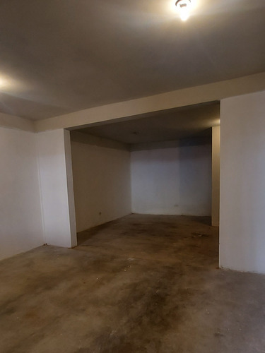 Imagen 7 de 11 de Local Comercial Av Michelena Calle Repuestos 0424.496.01.02