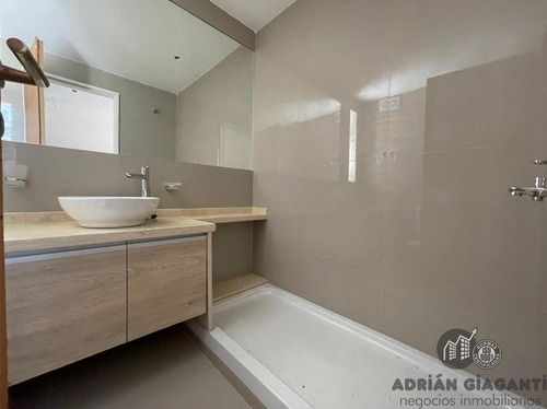 Departamento De Categoría En Venta A Metros De Bv Oroño Rosario