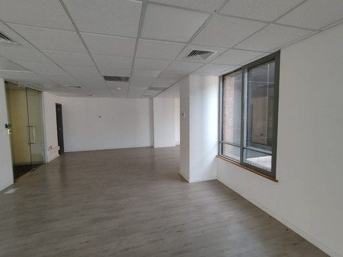 Excelente Oficina De 226 M2 De Planta Libre En Arriendo