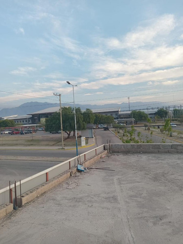 Venta Local Comercial, 3 Oficinas Vidriadas, 1 Baño, 1 Sala De Espera, 1 Cocina.