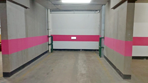 Lyon Con Las Violetas, Estacionamiento