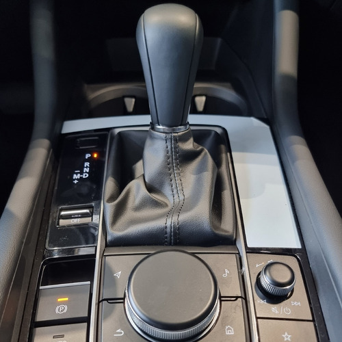Imagen 10 de 15 de Mazda 3 Hibrido Touring Cuarzo Platino | 2023