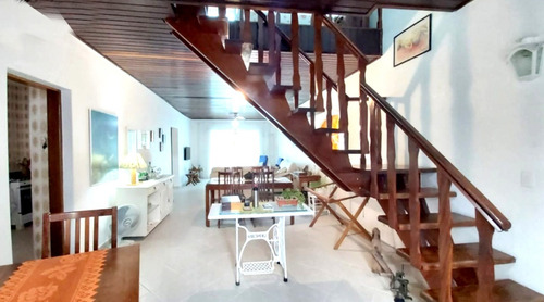 Casa A 200 Mts Da Praia. Lugar Muito Tranquilo Seguro Em Bairro Nobre. Casa Isolada. Estrutura Do Telhado Reformada - Madeiramento Com Manta. Parte Elétrica Revisada E Fiação Novos