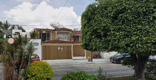Casa En Remate Bancario En Calz. De Los Pirules, Granja, Zapopan, Jalisco (60% Descuento, Excelente Plusvalía) ¡gran Oportunidad De Inversión! - Sk12