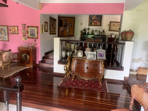 Oportunidad De Invertir En Esta Clásica Casa En Venta La Lagunita Country Club Mls-25-309 Mv