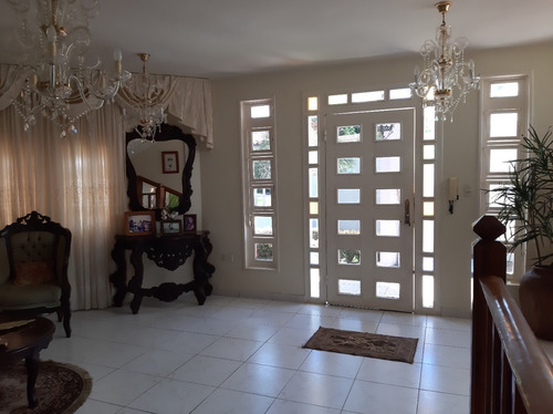 Imagen 8 de 26 de Casa De Niveles En Urbanización Los Olivos. Amplios Espacios Con Fuente Área Social