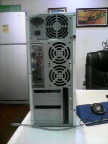 Imagen 3 de 3 de Vendemos Computadora Pentium Iv Blanca Tarjeta Madre Roja