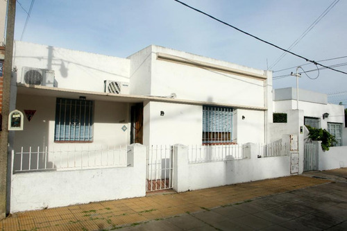 Casa En Venta De Dos Dormitorios Y Parque La Plata