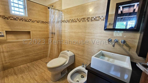 Casa En Venta En La Trinidad Remodelada En Calle Cerrada 25-5053 Jc