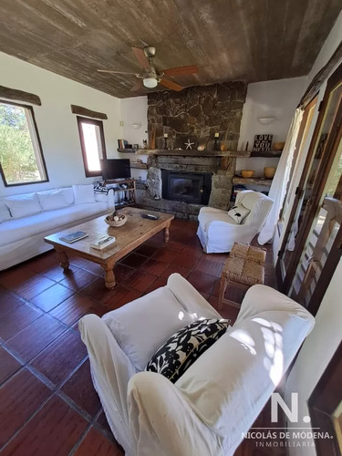 Casa A La Venta De 3 Dormitorios En Punta Del Este Con Un Magnífico Terreno De 1400 Mts2