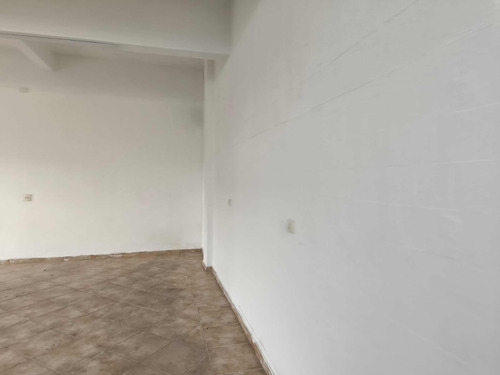 Galpão Comercial Aprox 200m2 Com 2 Banho, Copa, Escritório
