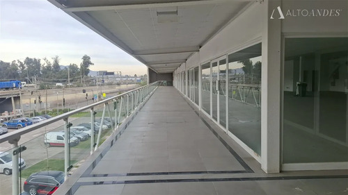 Arriendo Local Comercial / 90 Mt2 / 2 Baños / Strip Center