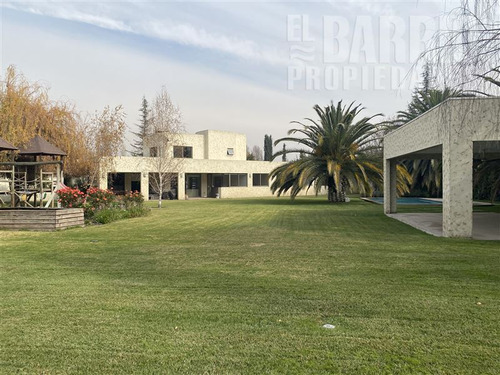 Casa De Diseño, En Venta En Chicureo Con Piscina