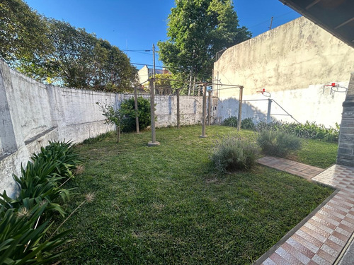 Casa En Planta Baja, Amplio Parque Y Garage