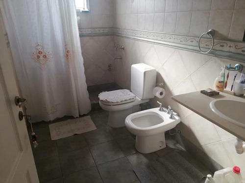 Casa En Venta - 4 Dormitorios 3 Baños - Cochera - 2.200mts2 - Florencio Varela
