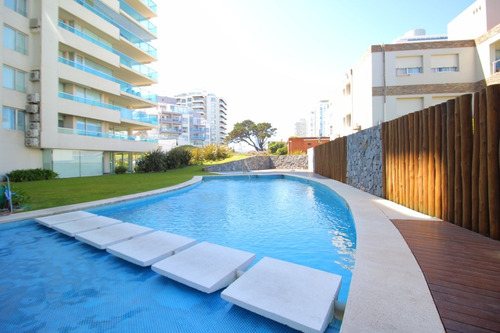 Hermoso Apartamento!! A 100 Mts De La Playa Brava, 2 D / 2 B, Garage, Todas Las Amenidades