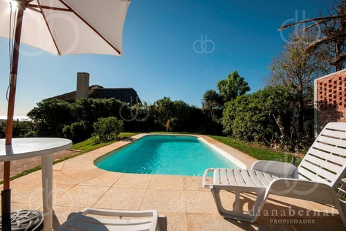 Casa En Punta Del Este, Playa Mansa, 4 Dormitorios , Piscina Y Barbacoa.- Ref: 43287
