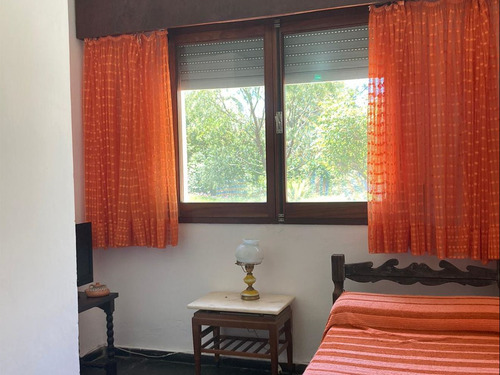 Venta De Casa En Pinares A Reciclar, 4 Dormitorios,1 Baño.
