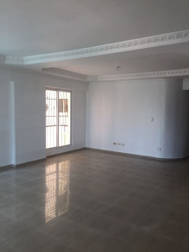 Apartamento En Evaristo Morales 3 Habitaciones 2.5 Baños 2 Parqueos