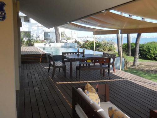 Excelente Chalet Sobre Primera Línea Con Vista Directa Al Mar
