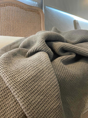 Imagen 3 de 10 de Manta Pie De Cama Greta Wafle De Algodón 180cm