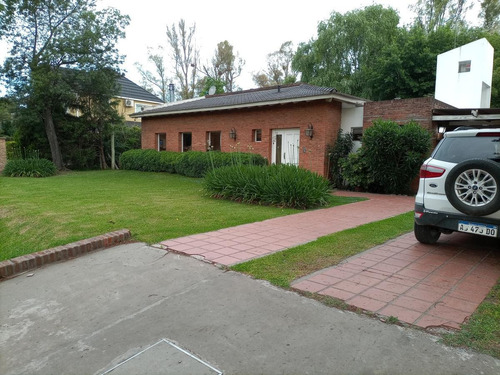 Imagen 2 de 27 de Casa Tradicional En Venta En Barrio Cerrado Campos De Álvarez, Moreno